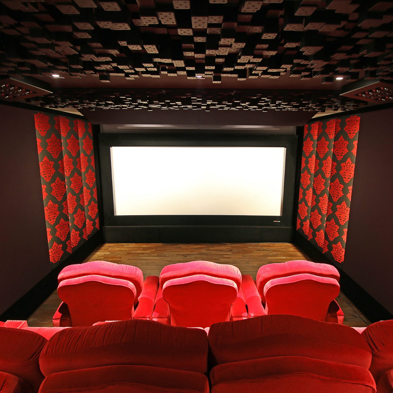 Heimkino mit roter Wandbespannung im Damastmuster