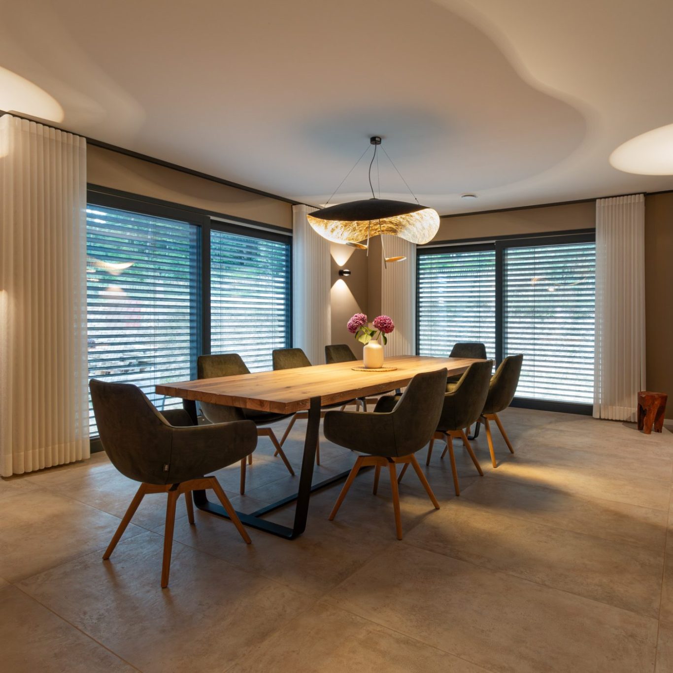 Wellenband-Gardinen aus Leinenstoff im Esszimmer